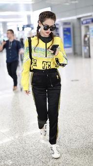 明星现身机场,时尚穿搭引关注