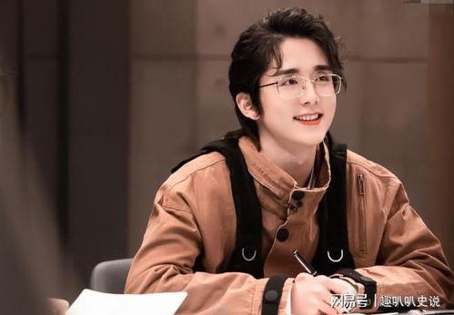 明星照片张新,光影交错，星辉熠熠